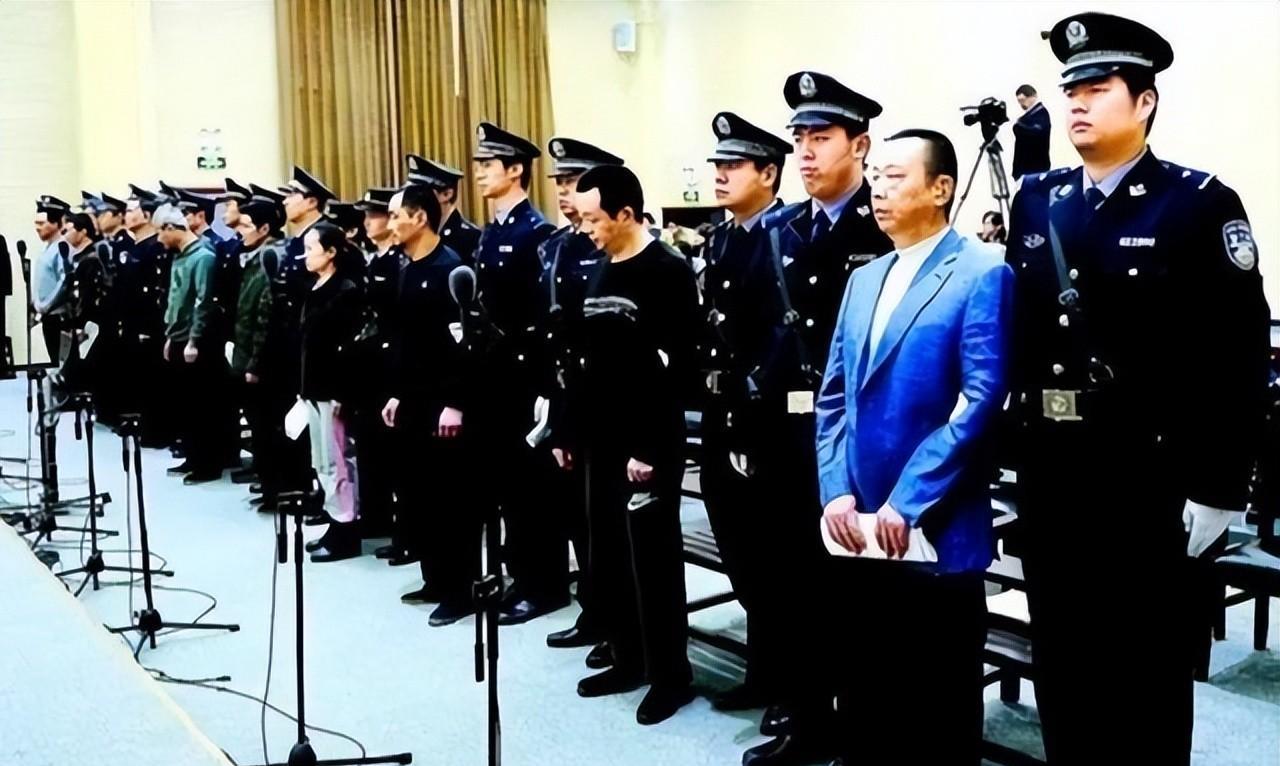 《狂飙》原型刘汉,染指12位女星,一餐上百万,死刑前痛哭不已_生活