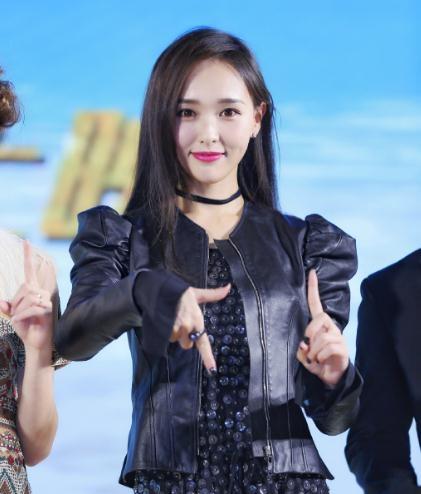 唐嫣工作人员携大量行李现身机场,被问是否好事临近,称:不清楚_罗晋