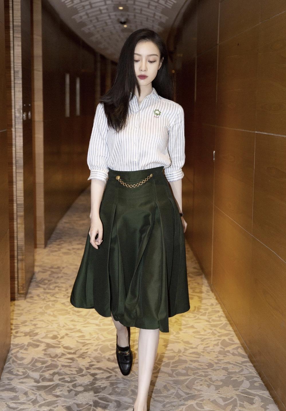 倪妮情商真高,电影《1921》开机朴素的衬衫 军绿色半裙贴切情景_条纹