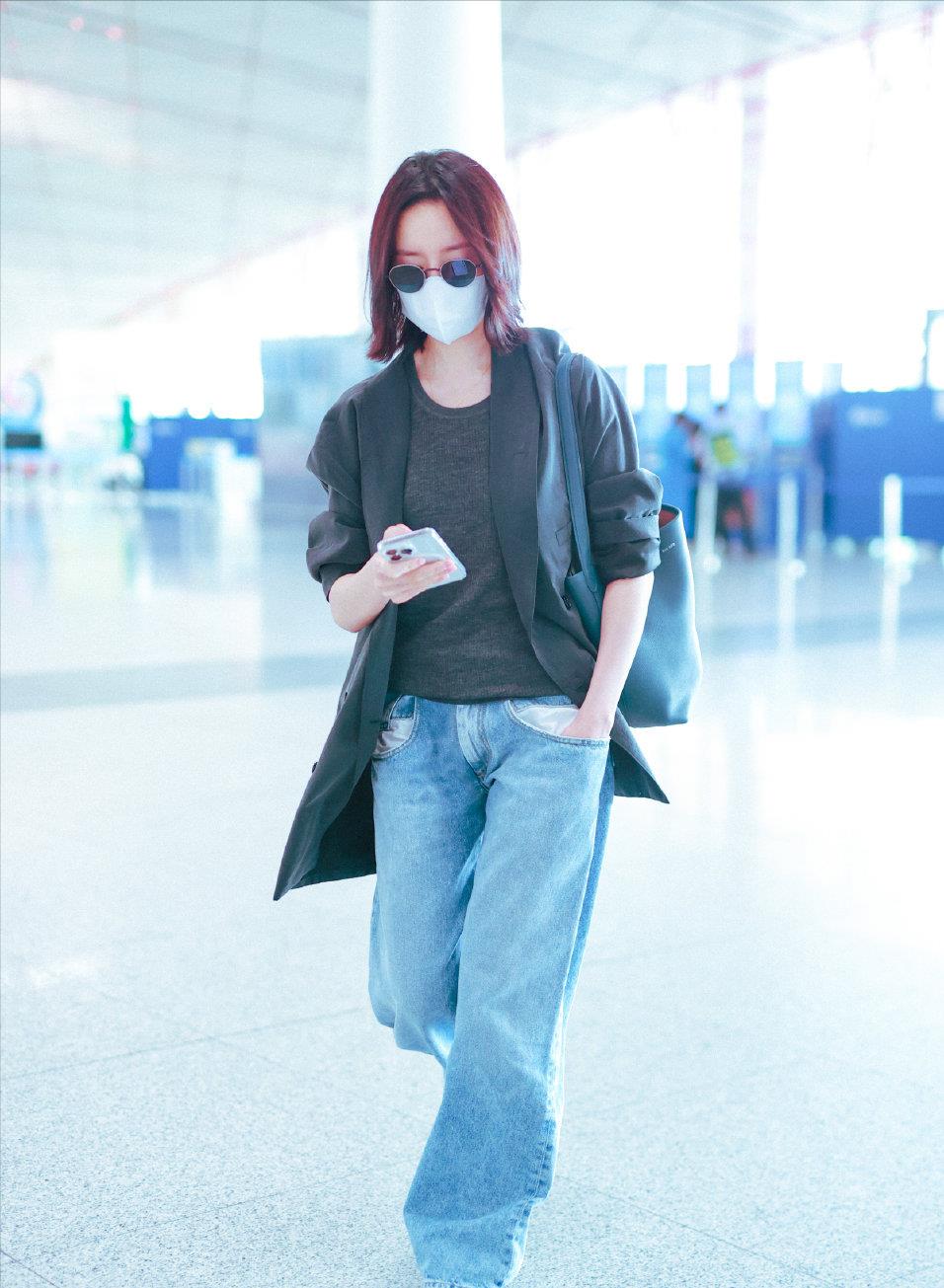 42岁董洁现身机场状态一般,宽松西装打扮撑不起来_明星_头发_发型
