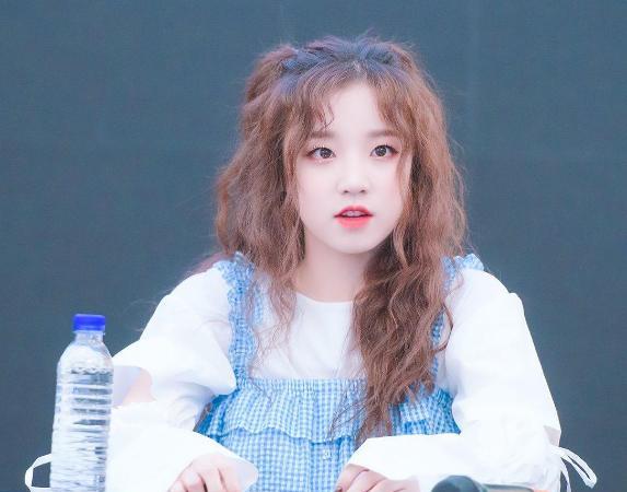 当她童年跳舞照片被扒出后,被赞从小美到大_质疑_小时候_知名度