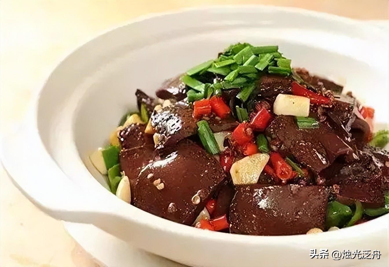 青椒烧鸡血原料:鸡血300克,青椒150克,韭菜节30克,小米椒节10克,姜片