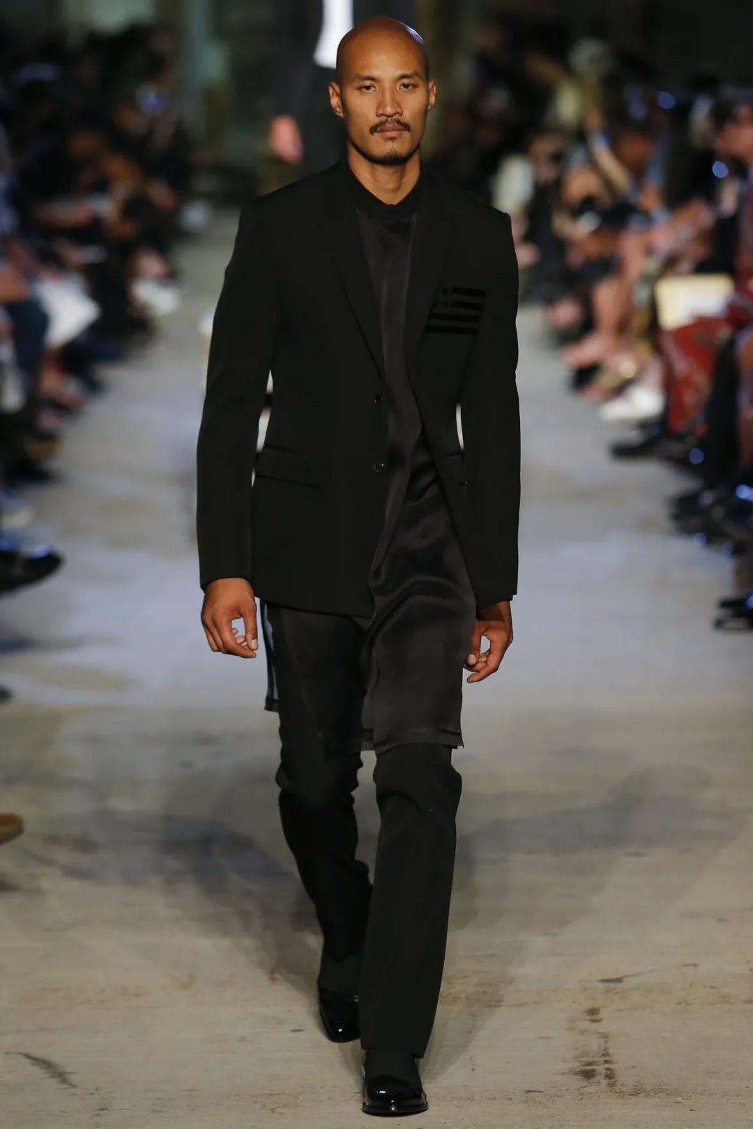 菲律宾光头男模复出,阳刚直男风格再度回归时尚圈_juan_roldan_paolo