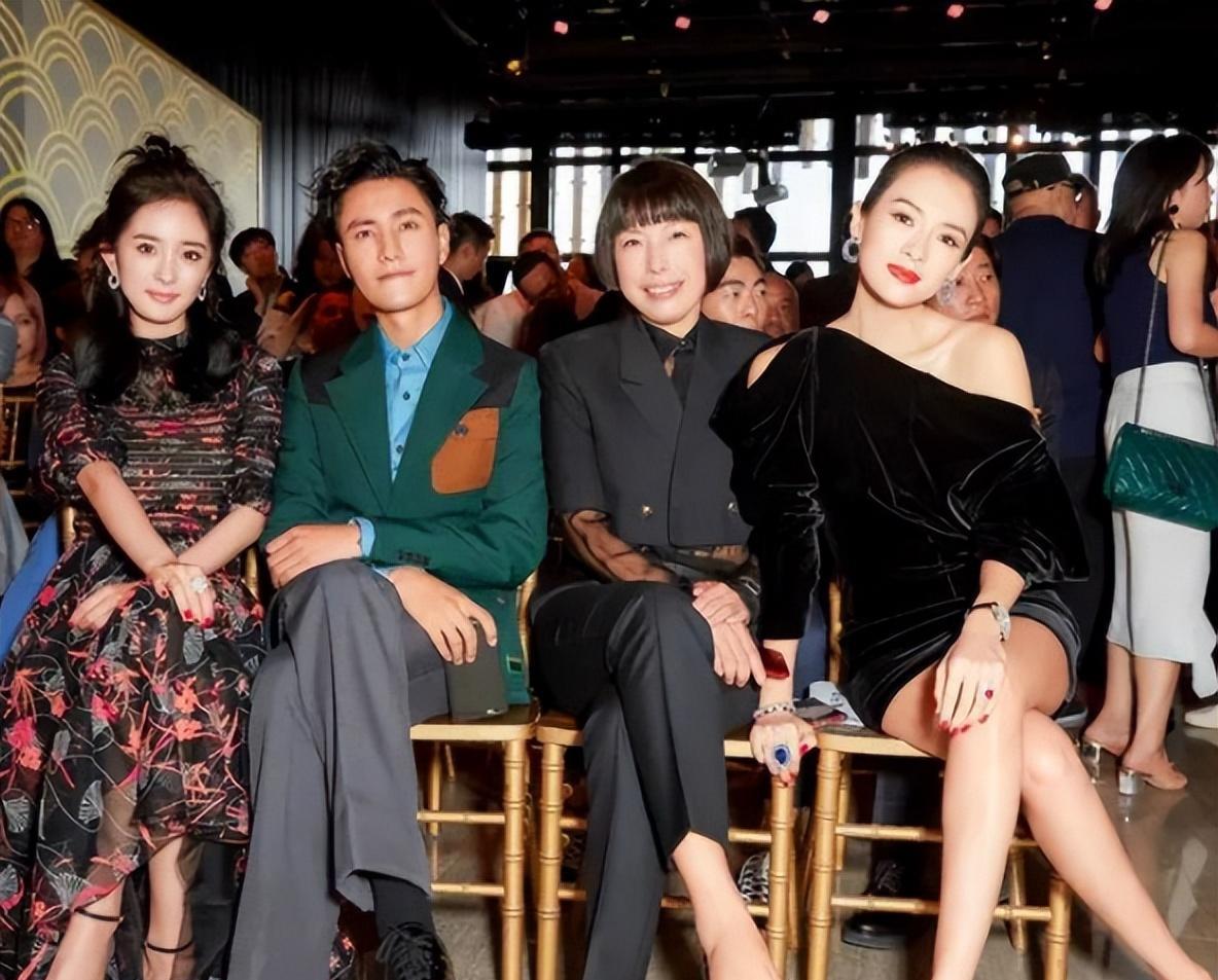 杨幂同框章子怡,一个穿衣简单气场全开,一个用力打扮却小家子气_黑色