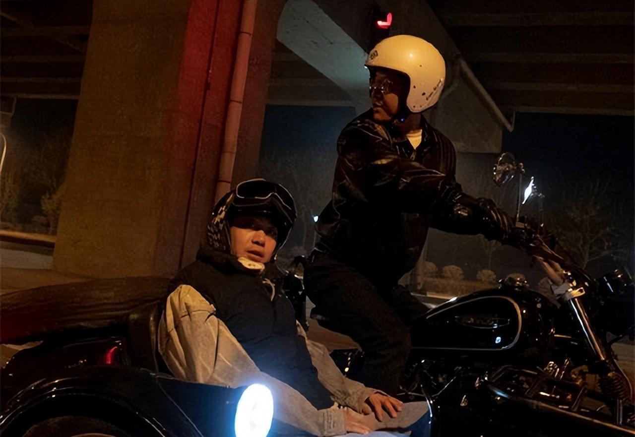 孔云龙可爱的模样,有观众表示,估计三哥这辈子都不会摸摩托了,撞夏利