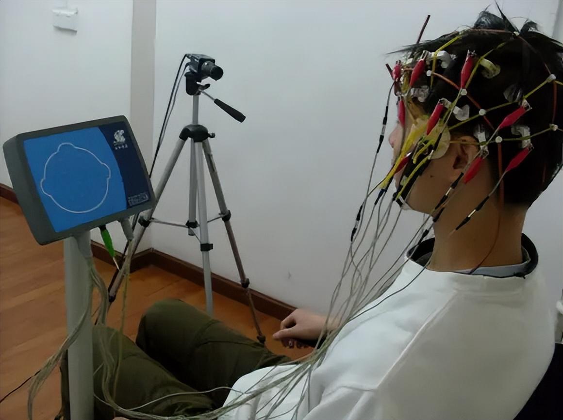 还有检查报告,可上面的所有指标基本正常,没有奇怪的脑电波,也没有脑