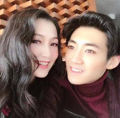 贵妃",16岁因太漂亮险些被削鼻,今55岁仍美貌依旧_林方兵_林芳兵_李玲