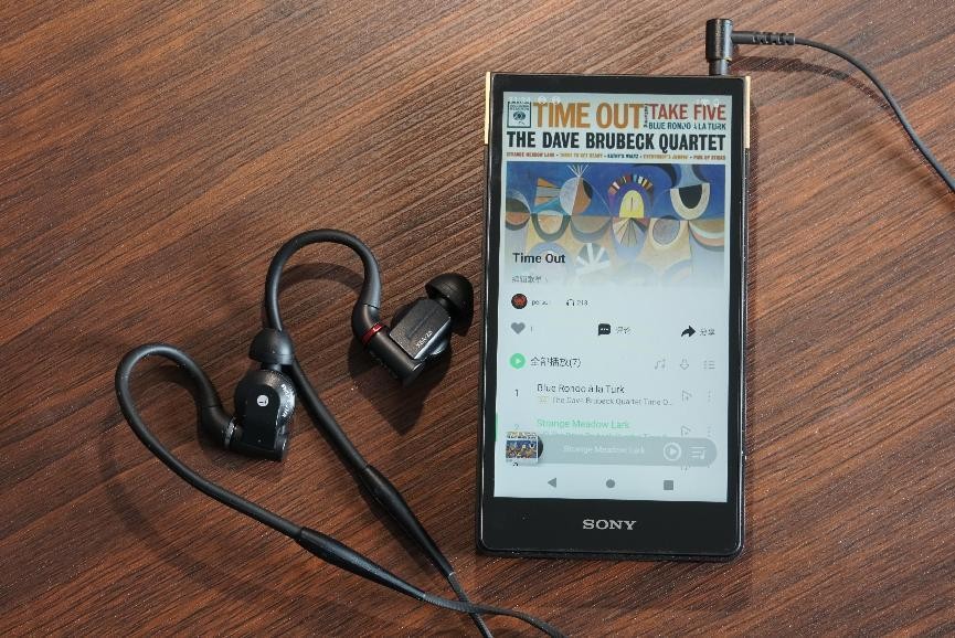 否则相对其它耳机,都会有下盘过于"朦胧"的问题.ier-m7m9:这俩都比较