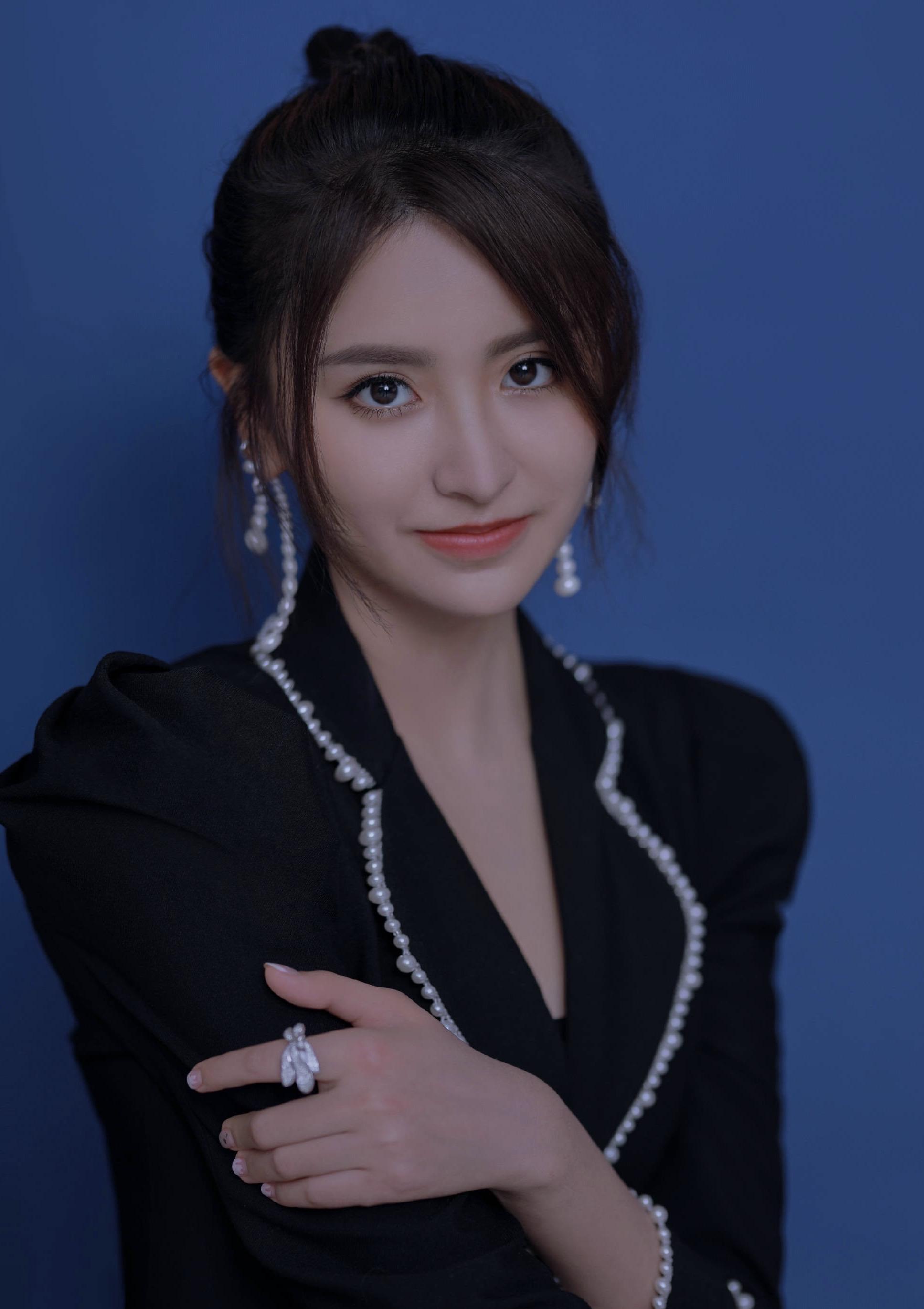 金子涵《金曲青春》造型,黑色网纱配西装修身裙露肩设计好性感,好时尚