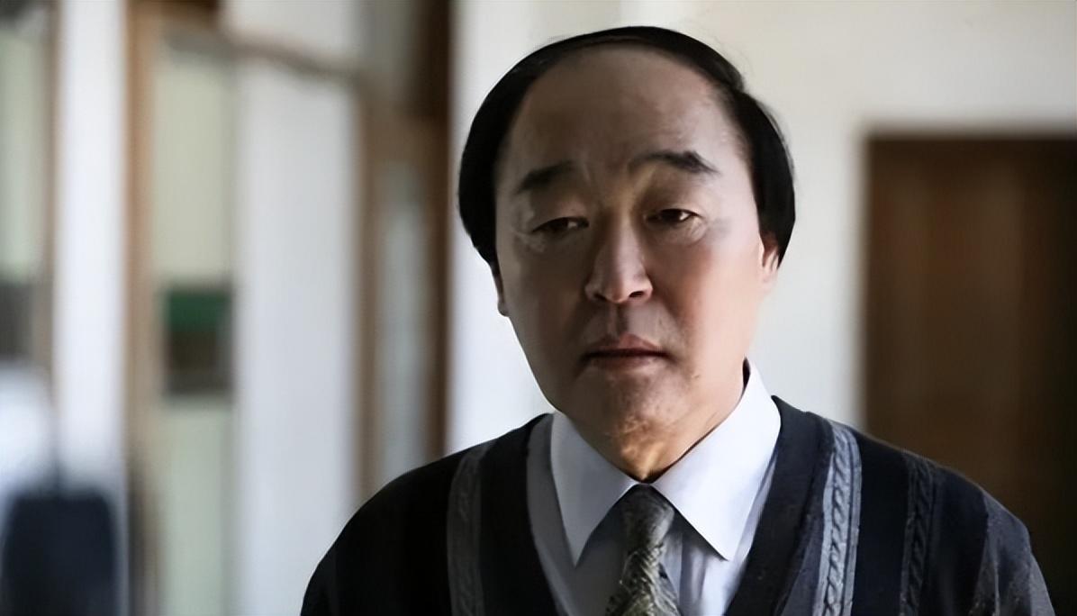 通常将施放者安排在年轻女性身上,而《熔炉》中的中年谢顶变态校长则