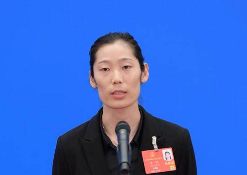 女排名将朱婷最新近照流出,身着西装露出淡淡笑容_奥运会_中国女排