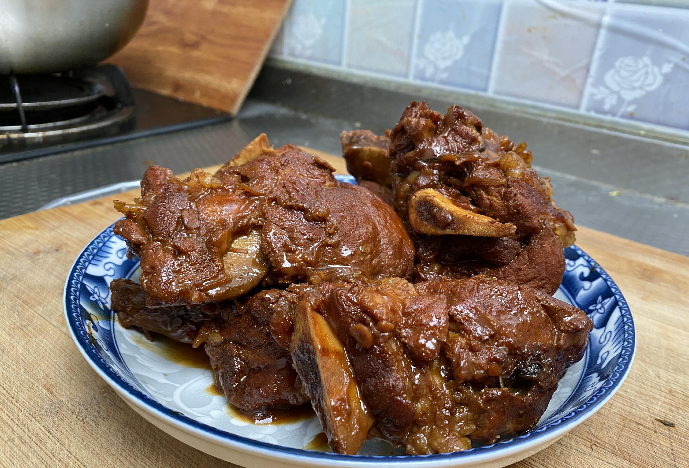 秋天,遇到这肉要多吃,比排骨便宜,比牛羊肉香,炖一锅太馋人_骨头_大火