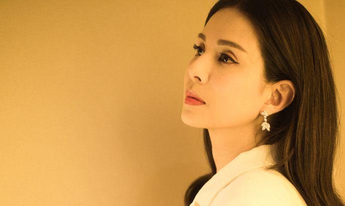 李若彤不老女神的称号真的名副其实了,这侧脸简直不要太仙,高挺的鼻梁