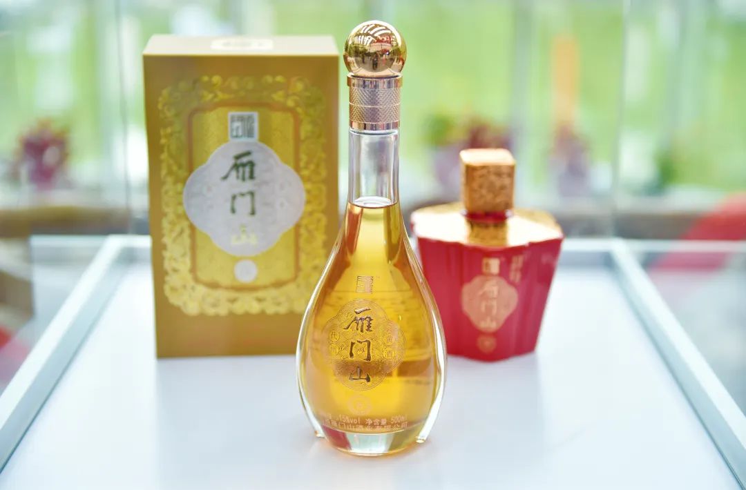 恒山山脉蕴藏的矿泉水源,中国黍米之乡的优质黍米,共同构成了"雁门水"