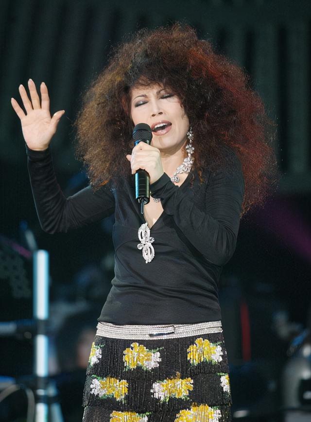 歌后欧阳菲菲,老公77岁离去膝下无子女,她还是欧阳娜娜的姑姑_日本