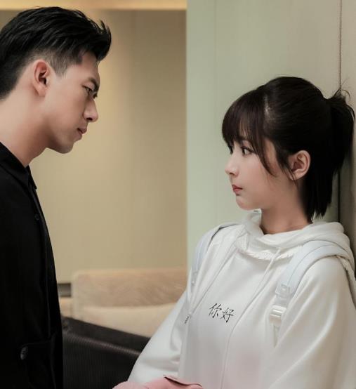 杨紫晒李现的表情包,看到对方的回敬礼后,网友:这波狗粮很上头_cp_剧