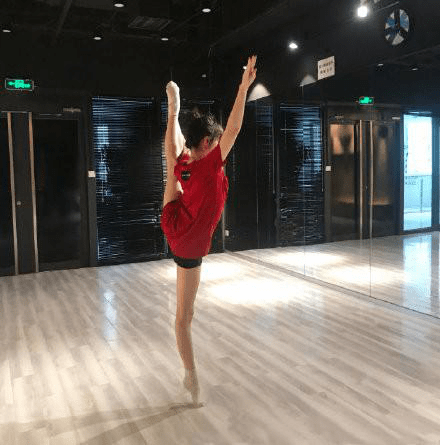 "璇玑"袁冰妍柔韧性佳,玩转各种一字马,女孩子就是要"柔软"_身体_动作