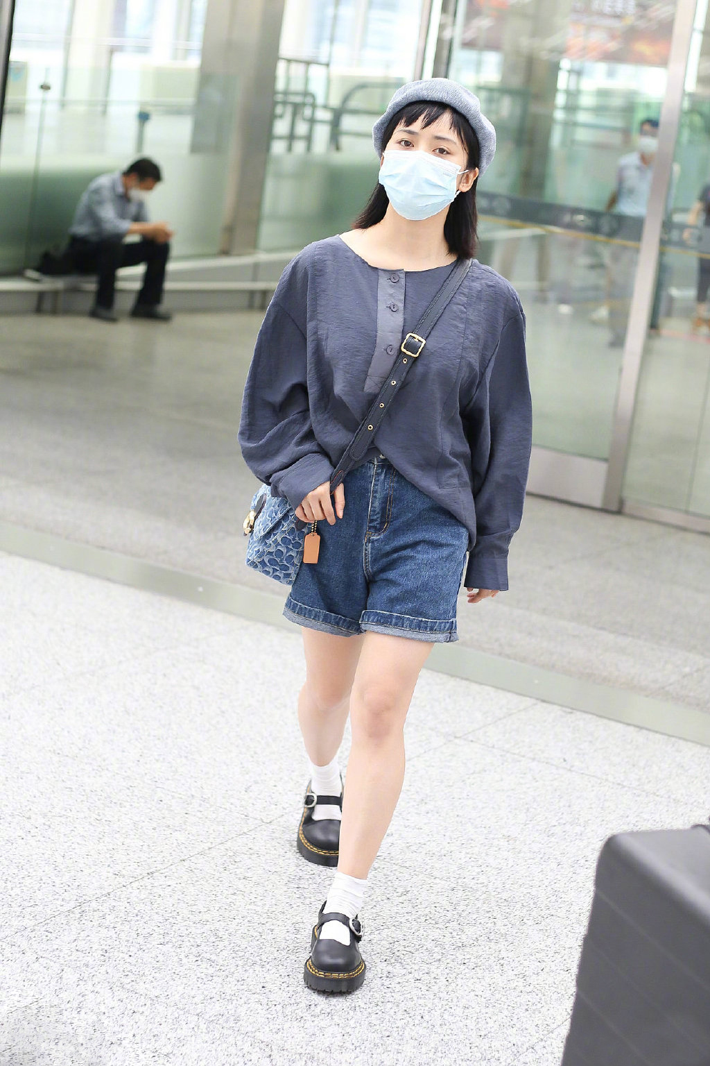 沈月美美晒机场照,评论区:减一下肥谢谢沈月_上镜_生活_体重