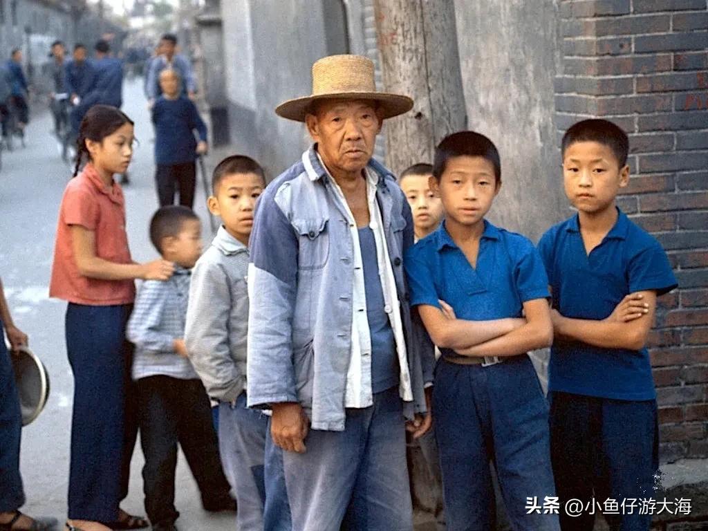 70年代大爷的“时髦套拆”，拼接色丝袜，农村生活，用图逛汗青