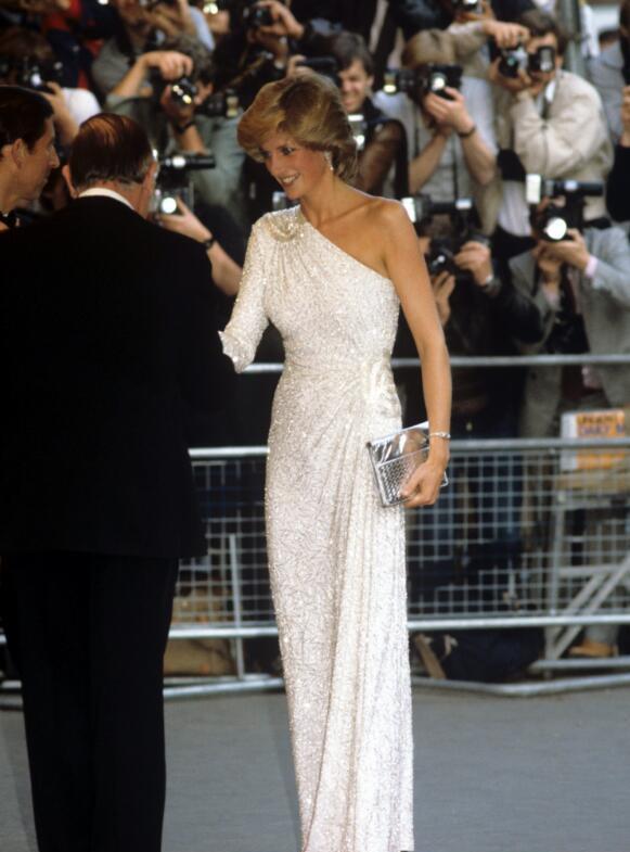 戴安娜多次打破皇室规矩!但她时尚的造型和善良,依旧受人喜爱!