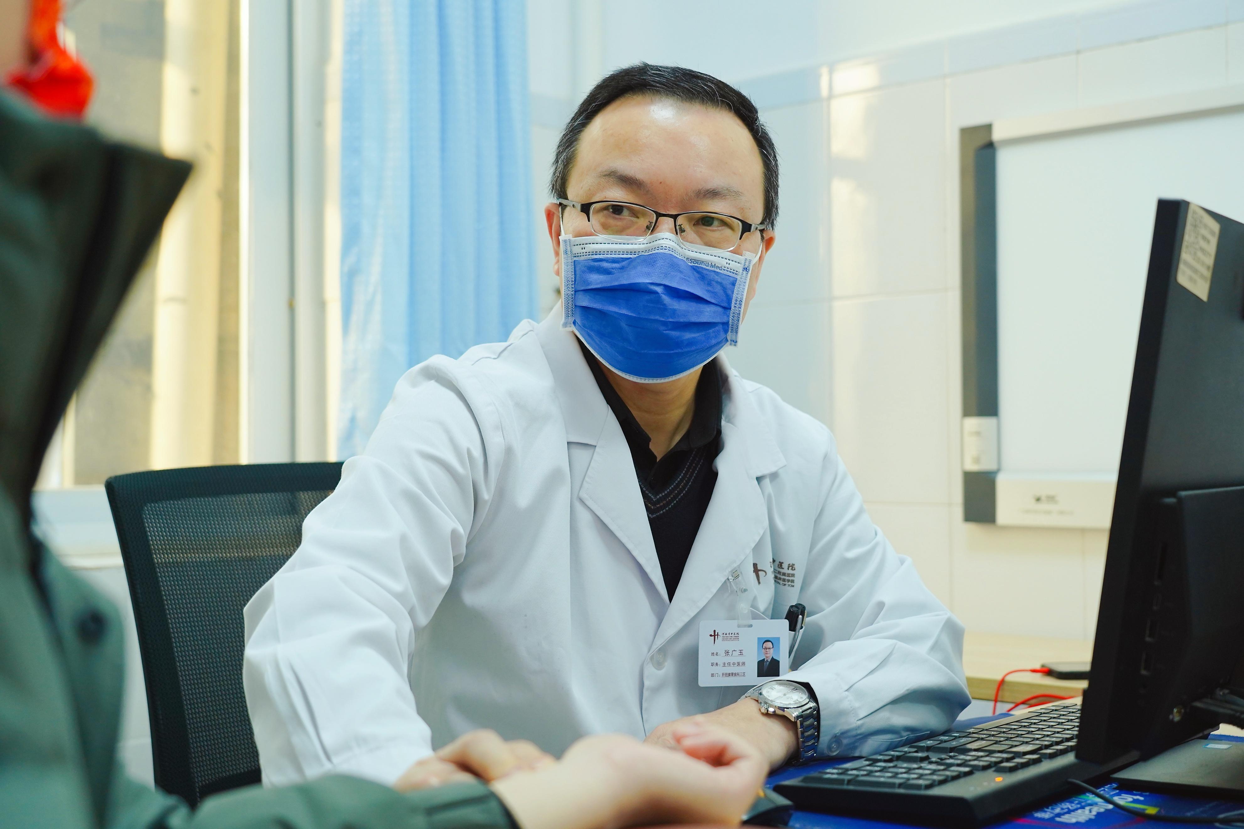 "张广玉严肃地说,之前在门诊遇到一位患者,应酬多,经常喝酒,他也知道