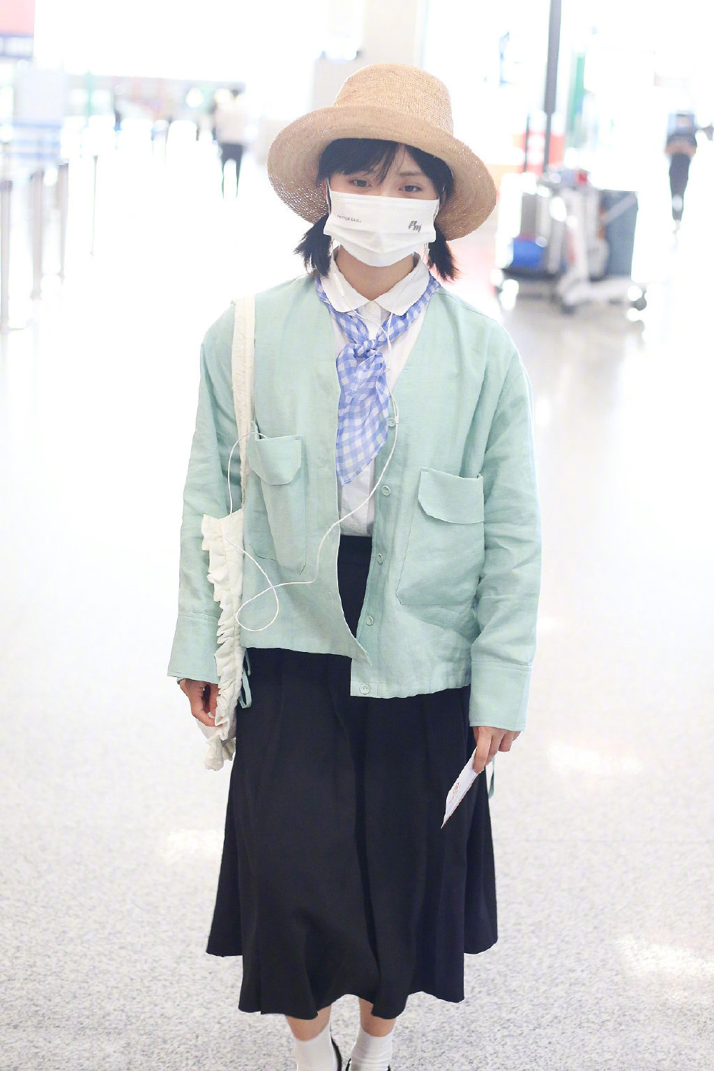 沈月美美晒机场照,评论区:减一下肥谢谢沈月_上镜_生活_体重