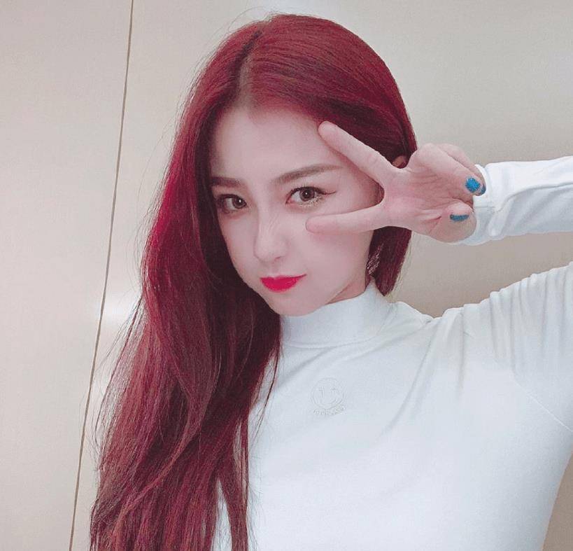 女明星遇上"烈焰红发",虞书欣俏皮,宋雨琦软萌,看到鞠婧祎:小美人鱼!