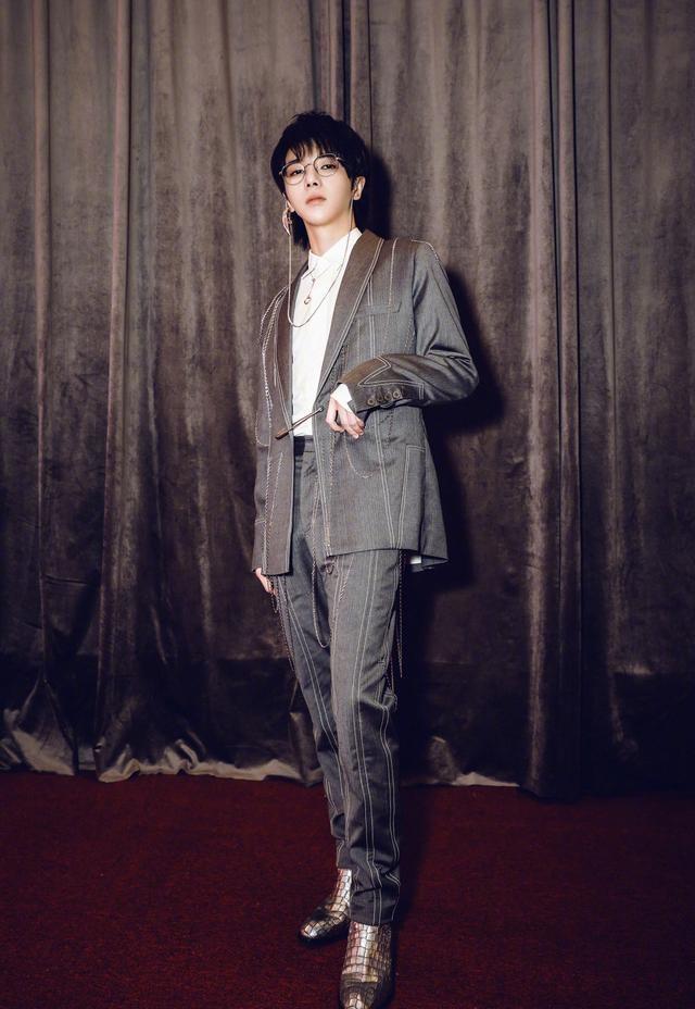 图片来源网络华晨宇1990年出生,身高172公分,体重110猫图片来源网络王