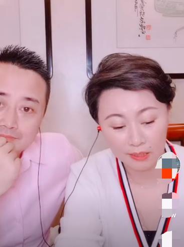 乡爱永强妈登台献唱,47岁身材优越时尚犹存,走红后生活朴素至今_赵