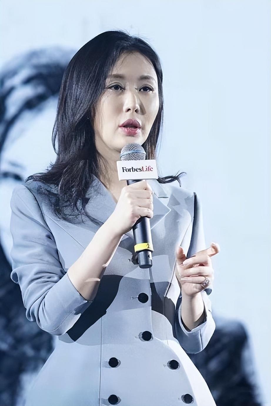 田朴珺出席活动,灰色长裙穿出了学生气质,面部状态暴露真实年龄_身材