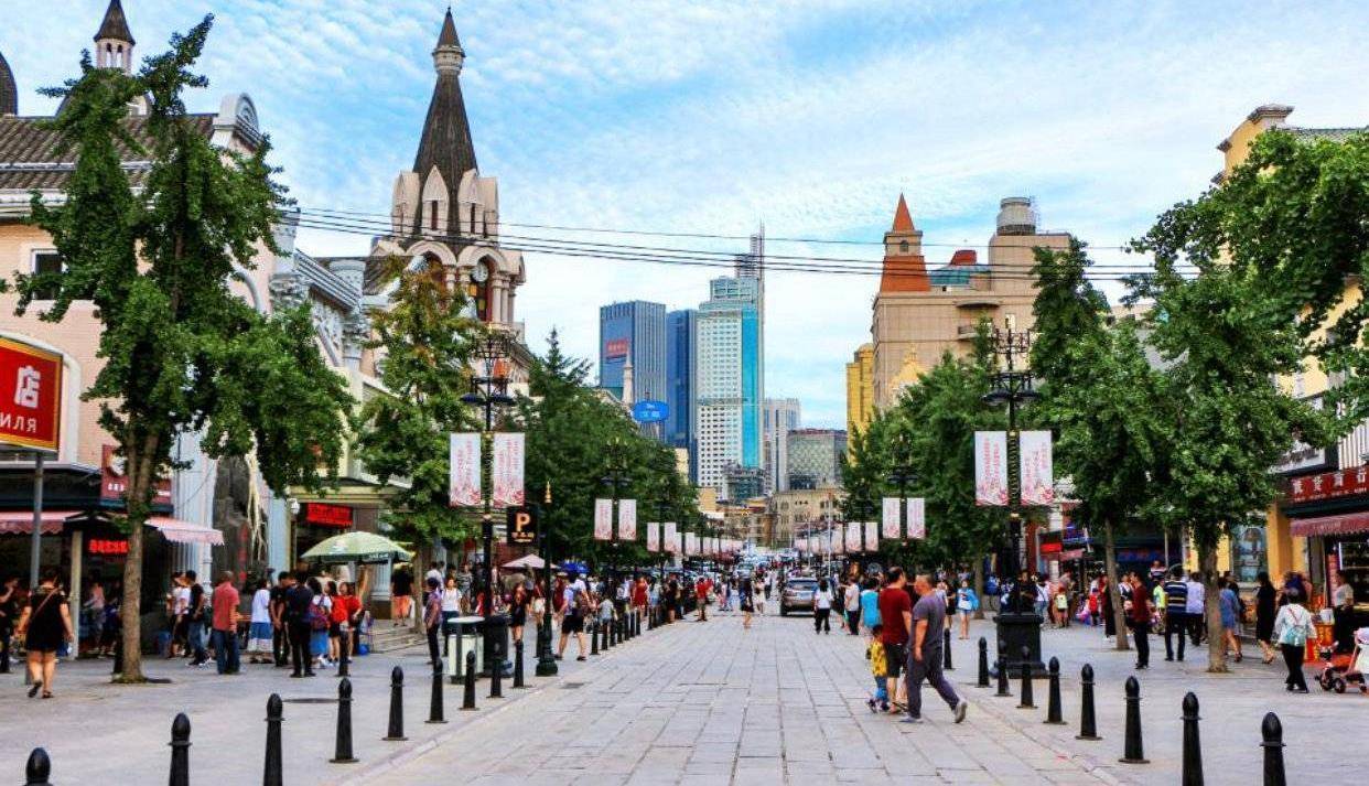 大连俄罗斯风情街位于繁华的胜利桥西北部.一条拥有10世纪建筑的街道.