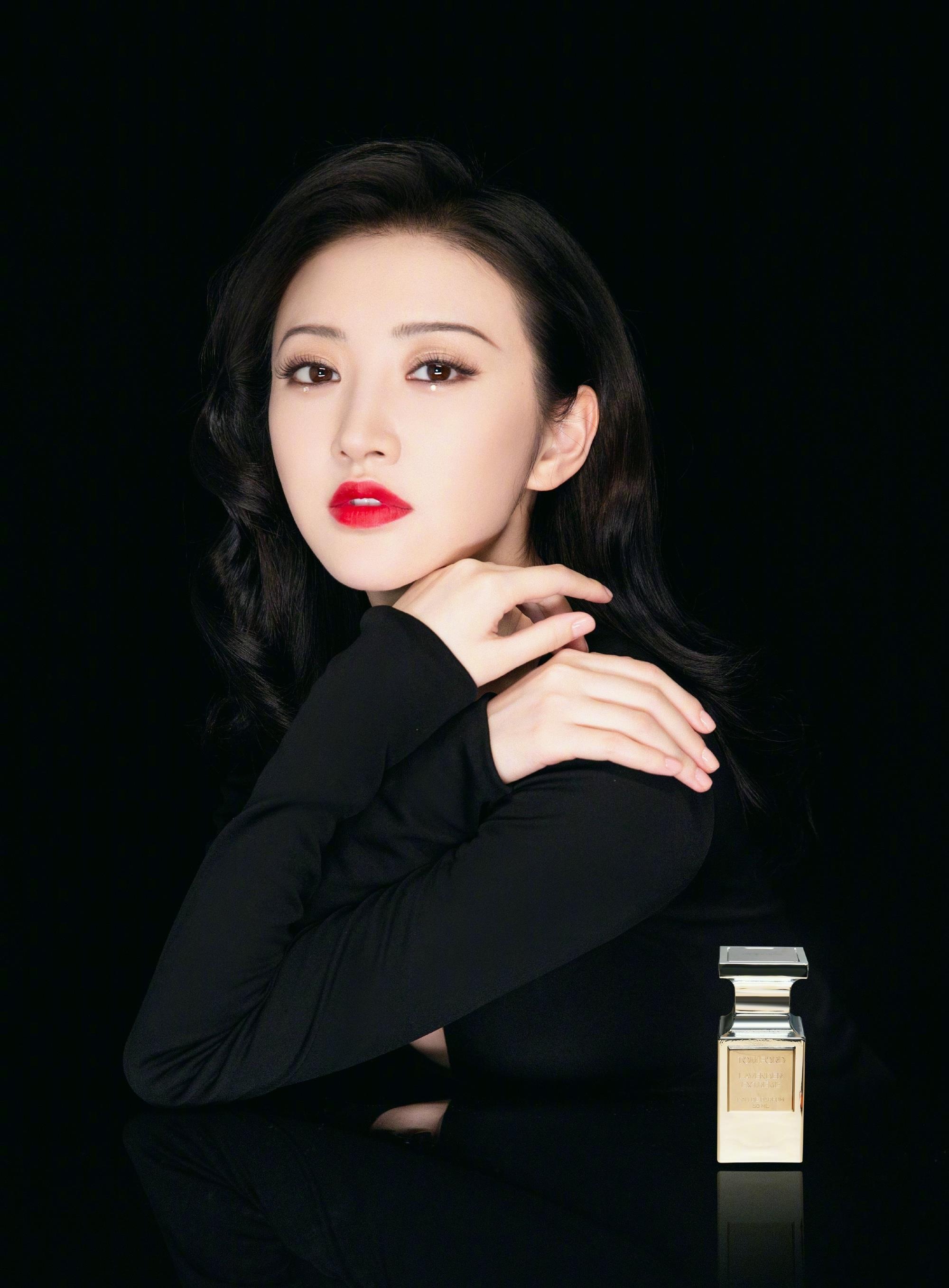 黑色裙子虽然是比较常见的款式,但是景甜的裙子还是比较挑剔的,主要是