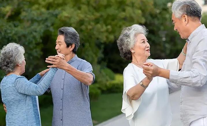 建议中老年人:这4种食物经常吃,头发乌黑,腿脚有劲,精气神足_黄豆芽