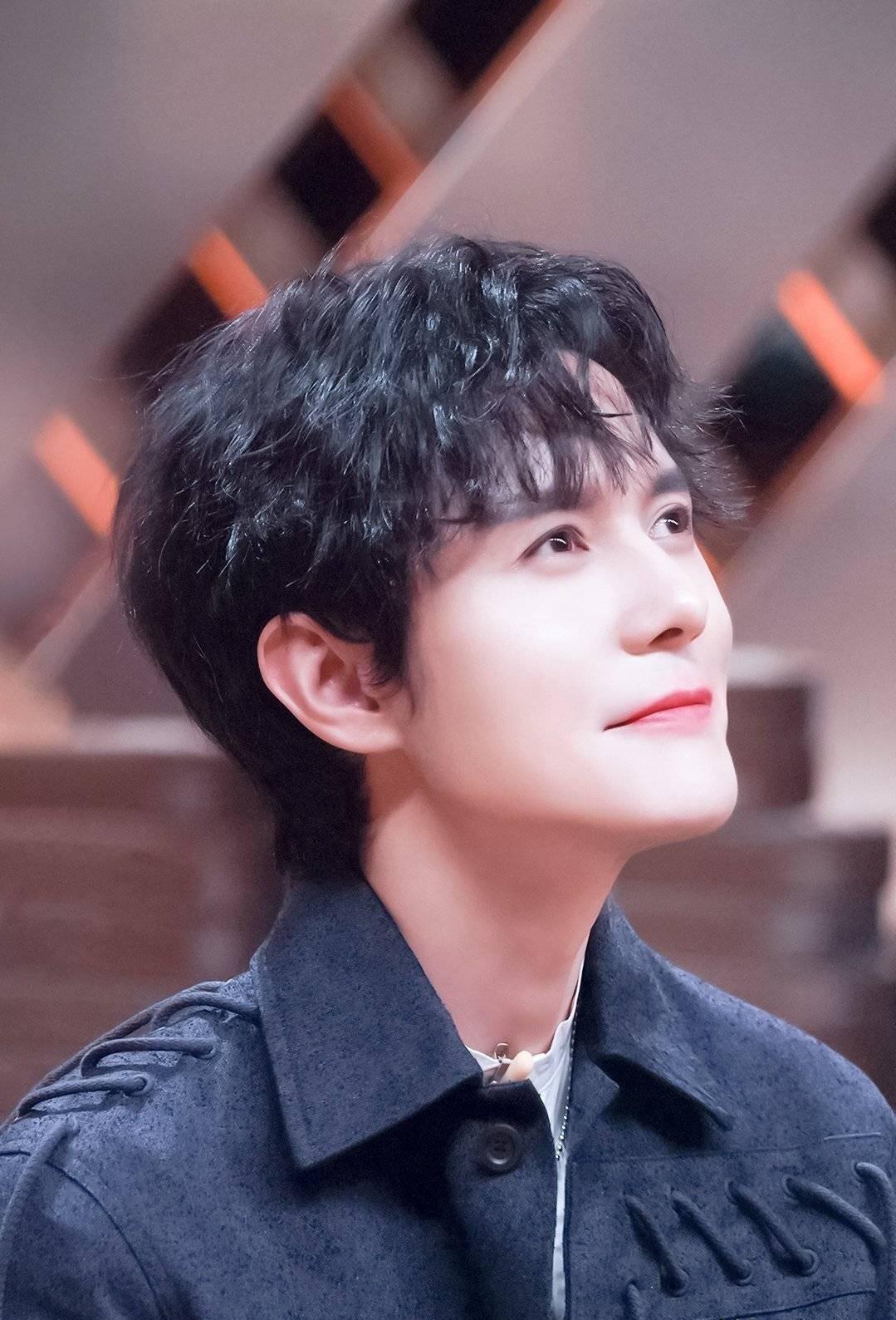 在预告的最后,直接给了个papi酱与张超躺在床上的接吻镜头.