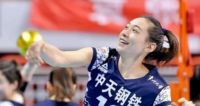 江苏女排姜倩雯应该公开道歉,比赛中爆粗口骂对方的做法确实不妥_李盈