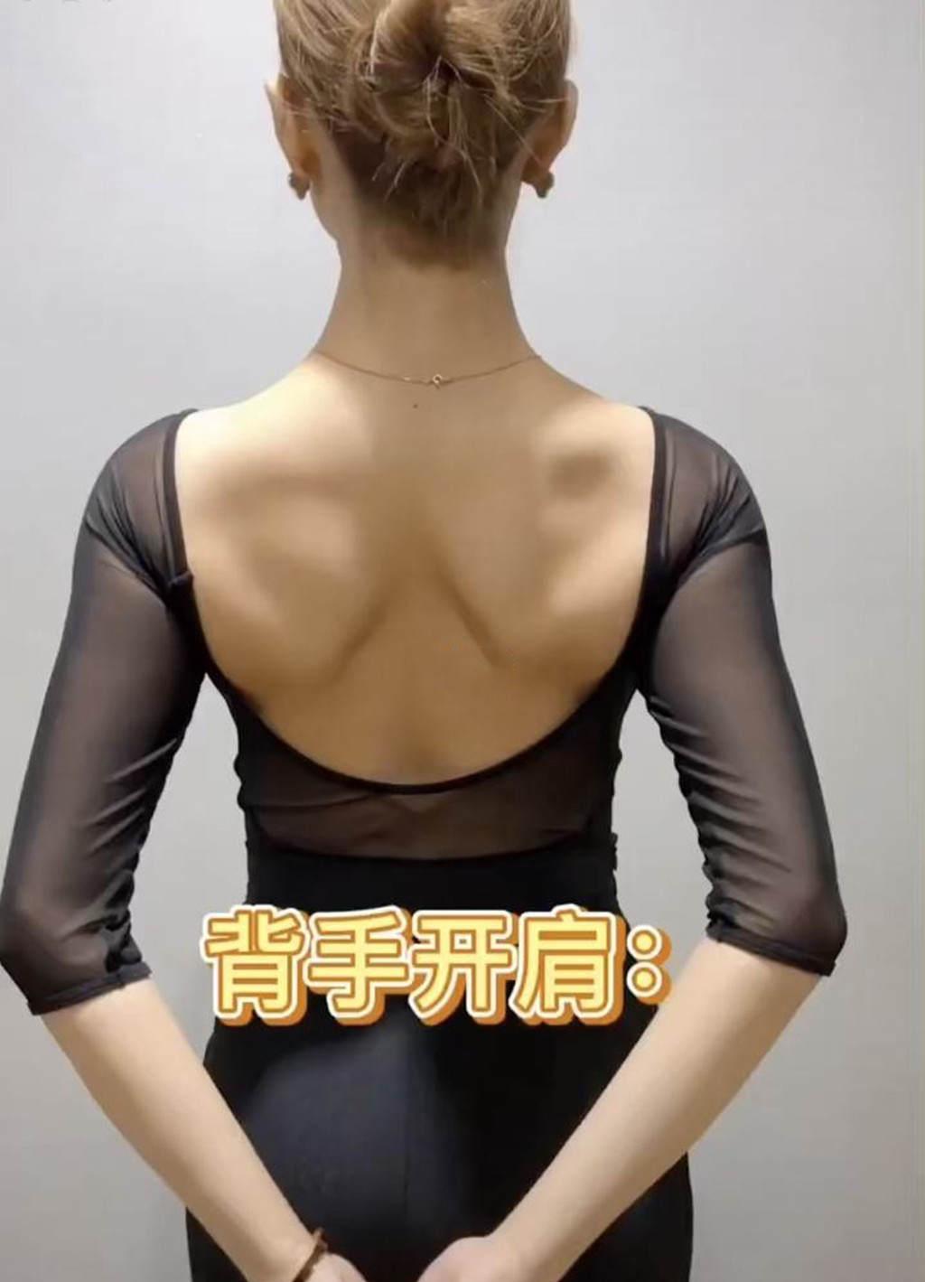 的肌肉,因为我们平时的工作都是内旋位,很容易造成圆肩,驼背的体态,背