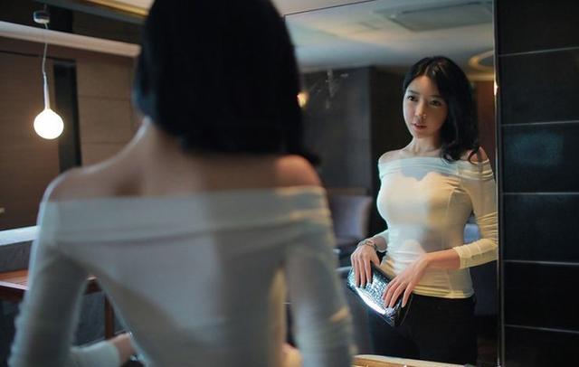 米娜与老公近照,42岁的她身材抢镜,她为何拒绝王思聪的邀约?