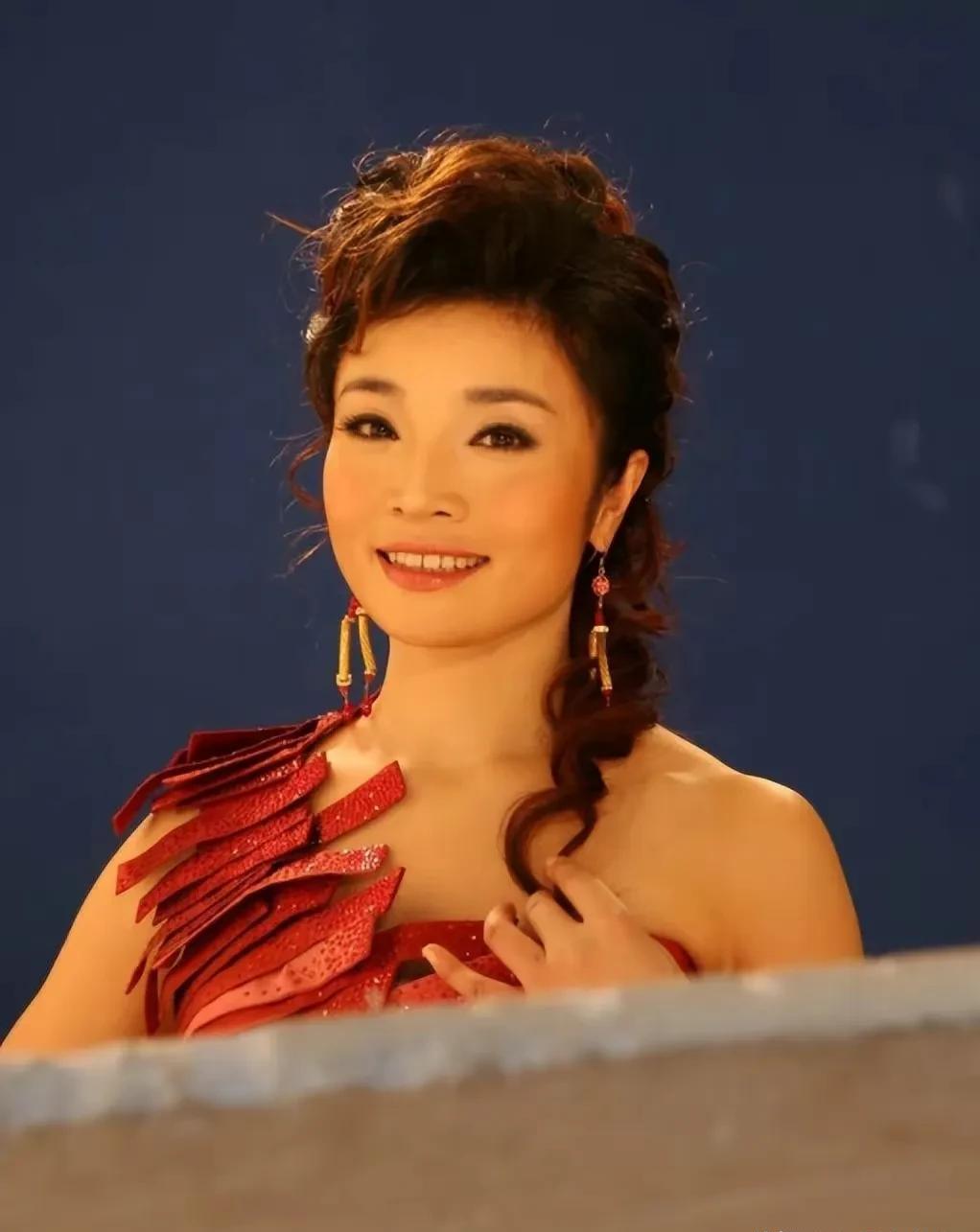 著名歌唱家李丹阳至今无儿无女未婚,做妈妈成了最大的愿望!