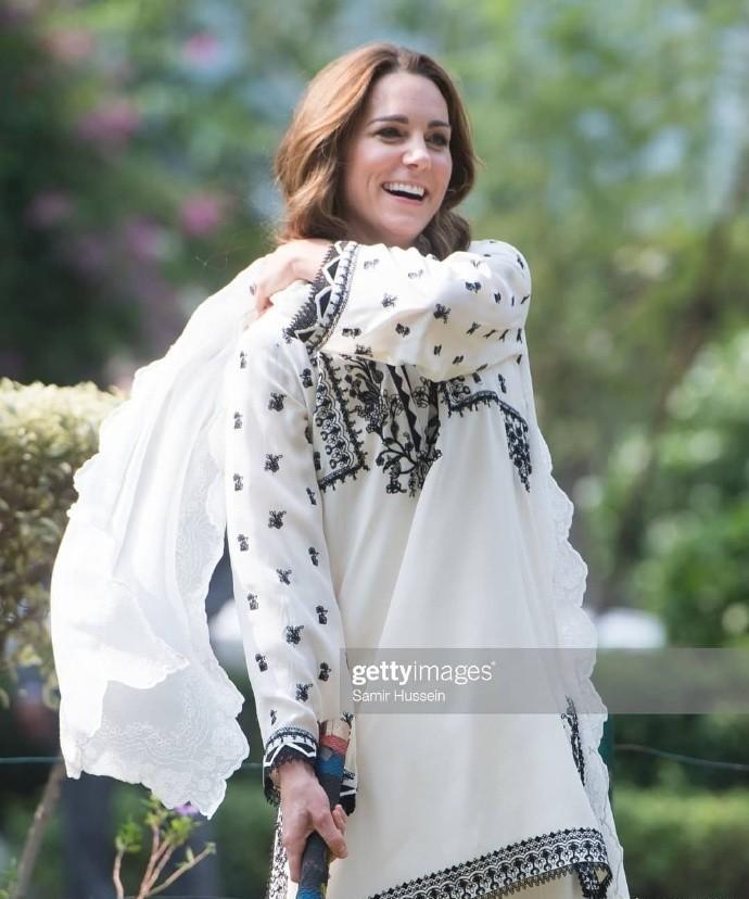 条白色头巾应该和2019年访巴基斯坦期间穿的那套纱丽克米兹一起购入的