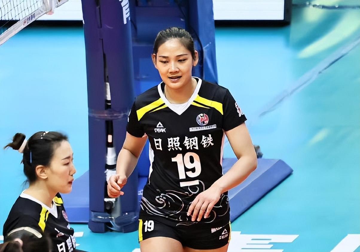 孙杰发来的身着队服的照片,不是他的母队山东女排,也不是他现效力的