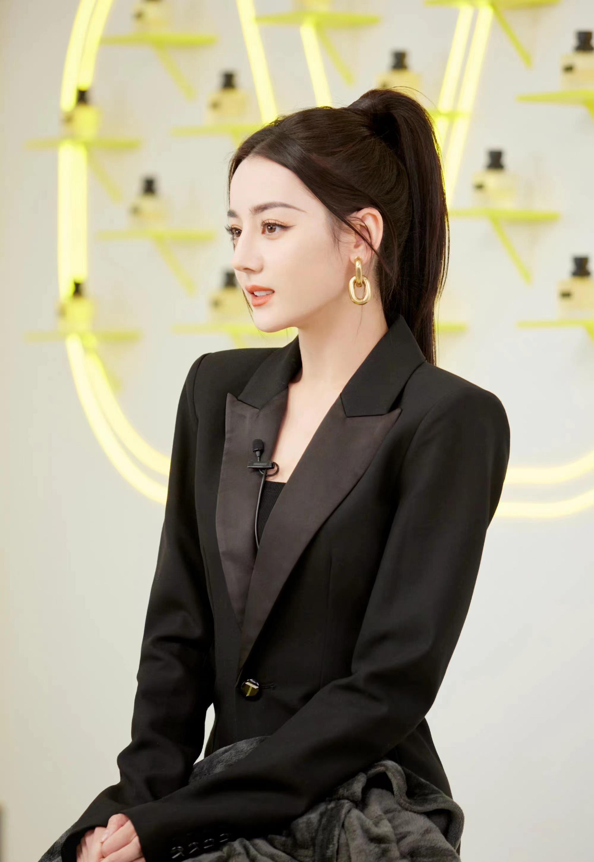 迪丽热巴活动新造型,黑色西装搭高马尾,气场全开御姐范十足!