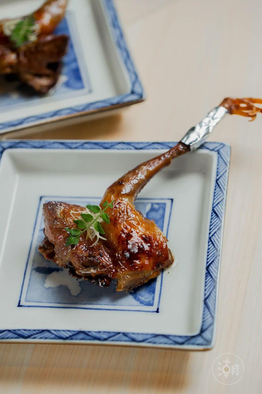 如果说将鸡烤到极致算入门,那烤鸽子更能考验料理长对食材的理解.