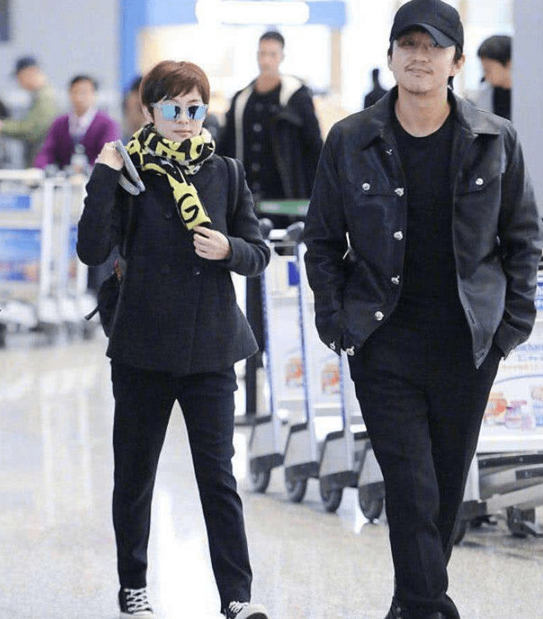 孙俪邓超现厦门,37岁孙俪戴眼镜背双肩包嫩成中学生,邓超像爸爸_黑色