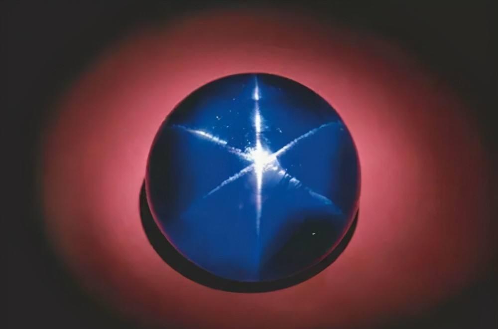 不但世界上最大的蓝宝石出自这里,而且世界上最大的星光红宝石,猫眼石