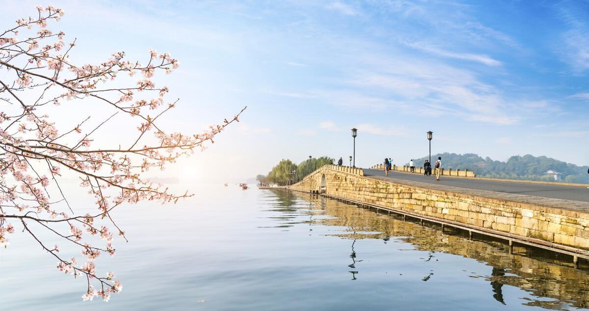 西湖的春景,只见过西湖夏景的我从未见过,但从这首