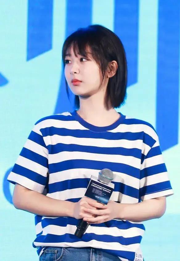 印象中的杨紫,一直是那个单纯又有些傻乎乎的"小猴子",唱着"小邋遢"