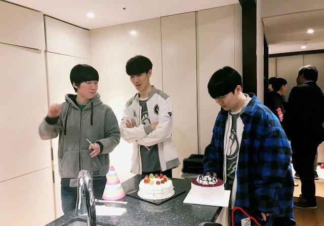 衣服没带够加急买秋裤_theshy_战队_因为