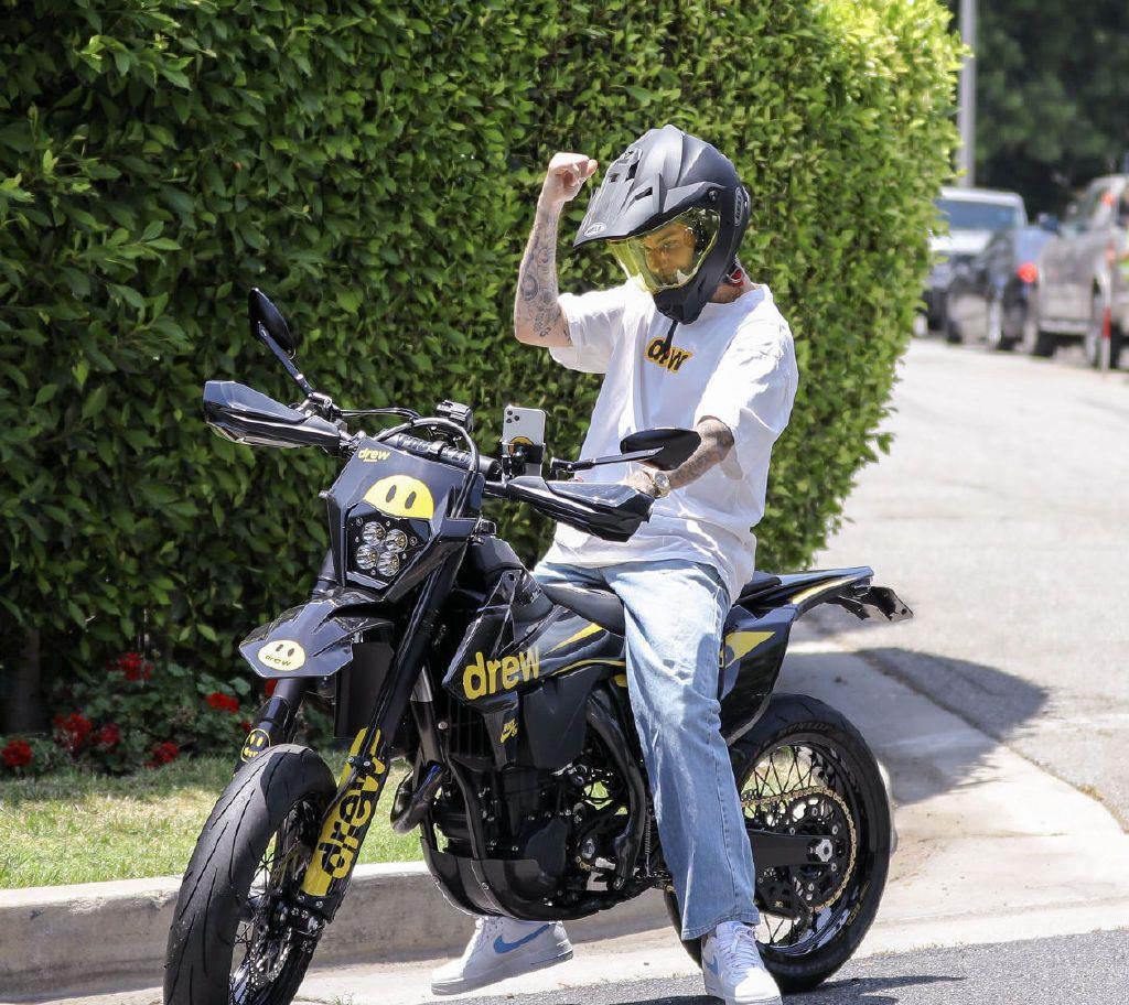 贾斯汀·比伯路遇上狗仔队!