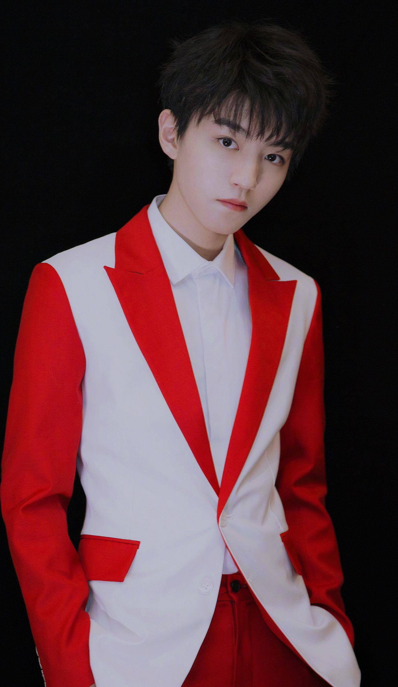 王源新节目主题曲mv上线,衣着引人瞩目,跟tfboys的_衣服_王俊凯_时候