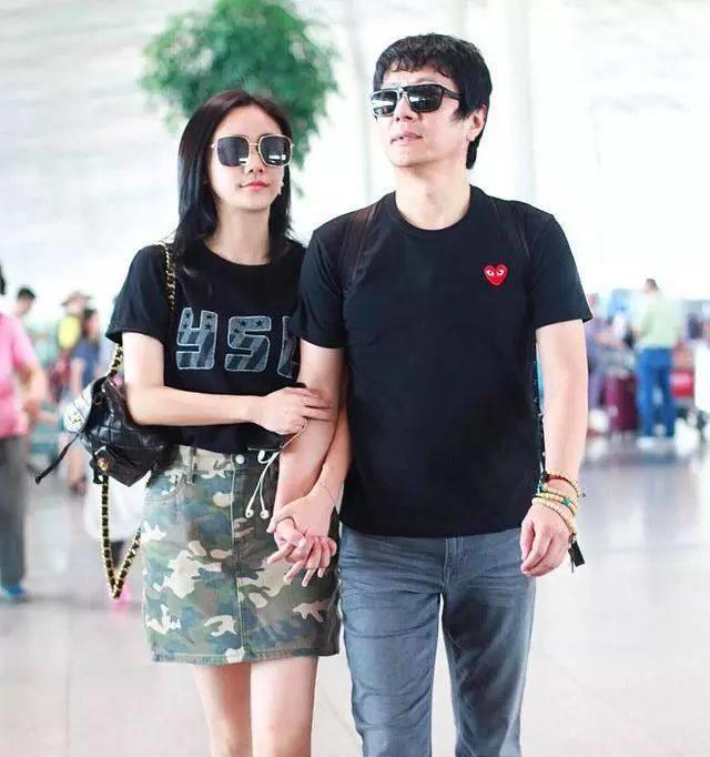 近日,刘芸与老公郑钧现身机场,刘芸身穿黑色t恤搭配迷彩超短裙,郑钧则